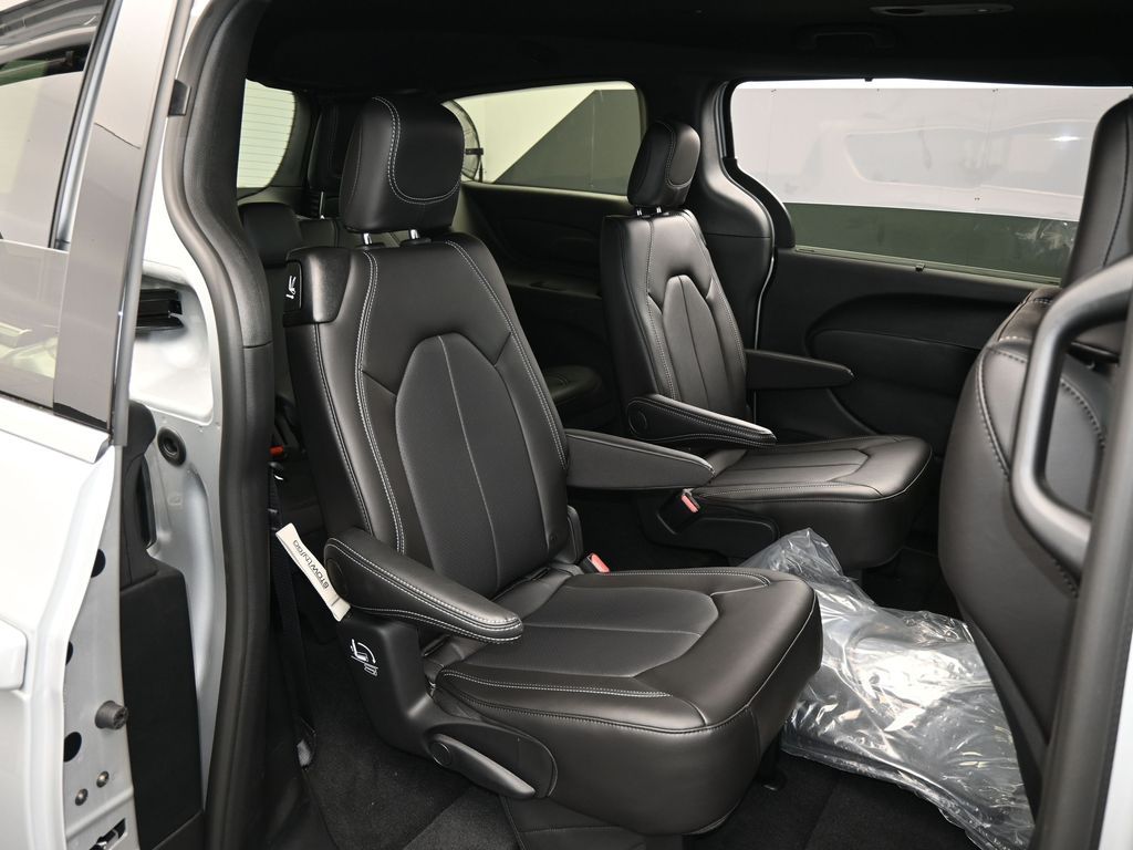 New 2026 Silver Mist Clearcoat Chrysler LX image 38