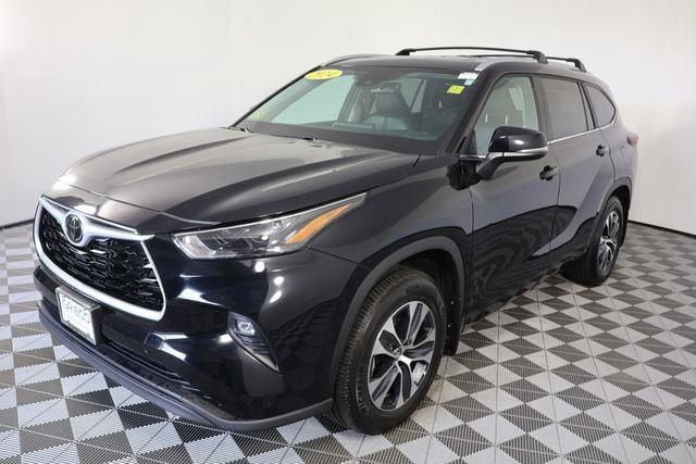2024 Toyota Highlander XLE Midnight Black Metallic - Grieco Acura - Image 4