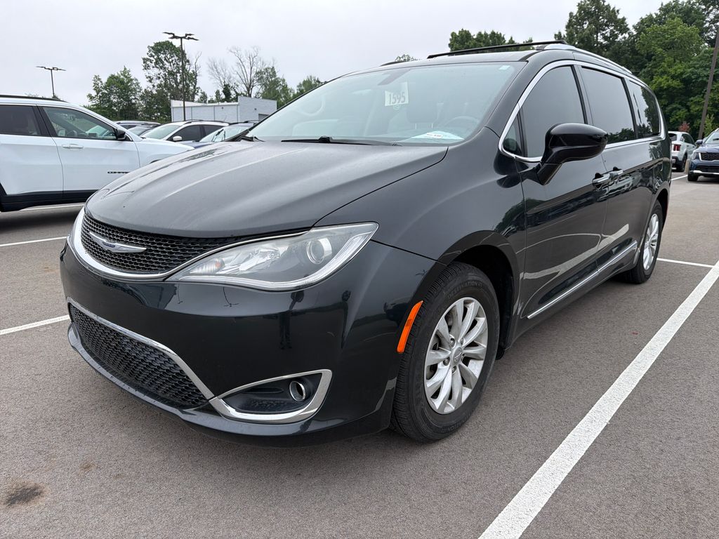 2019 Chrysler Pacifica Touring L's photo