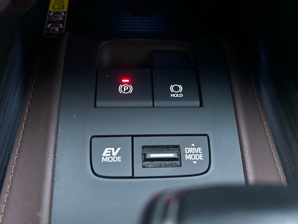Thumbnail: 2023 Toyota Venza - 29
