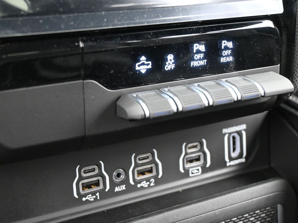 New 2026 Diamond Black Crystal Pearlcoat Ram Limited image 17