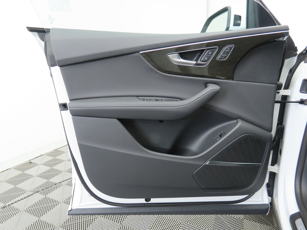 Thumbnail: 2025 Audi Q8 - 25