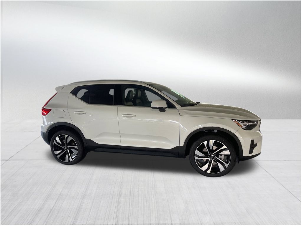 2025 Volvo XC40 B5 Plus Bright Theme photo