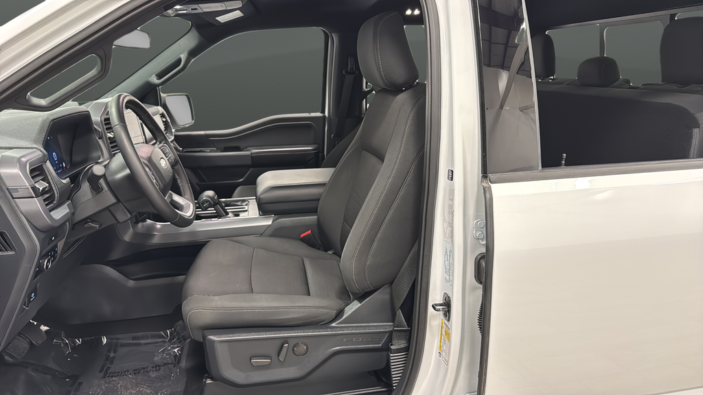 Used 2025 Oxford White Ford XLT image 9