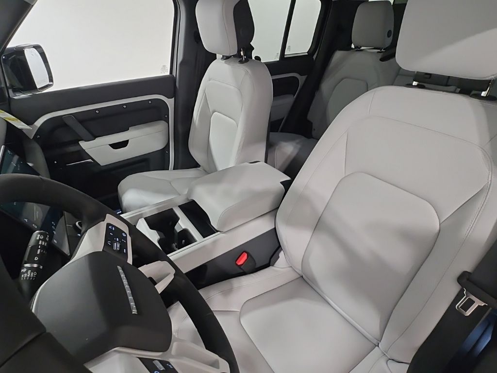 New 2026 White Land Rover X-Dynamic SE image 24