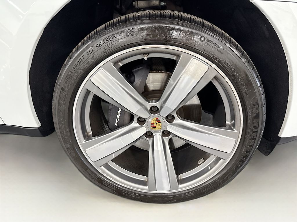 Thumbnail: 2025 Porsche Macan - 32