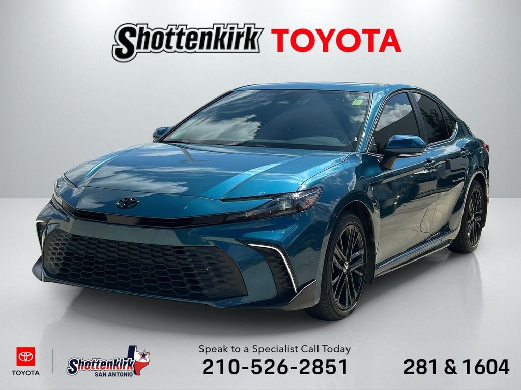 2025 Toyota Camry SE Hybrid's photo