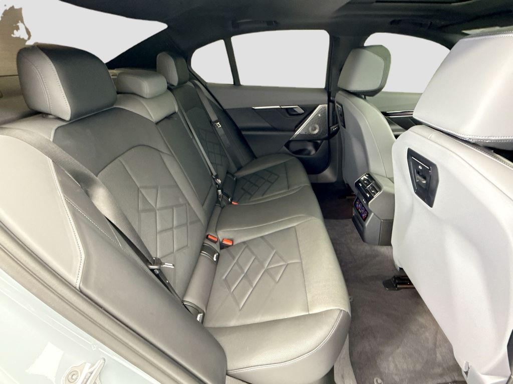 Thumbnail: 2026 BMW i5 - 21