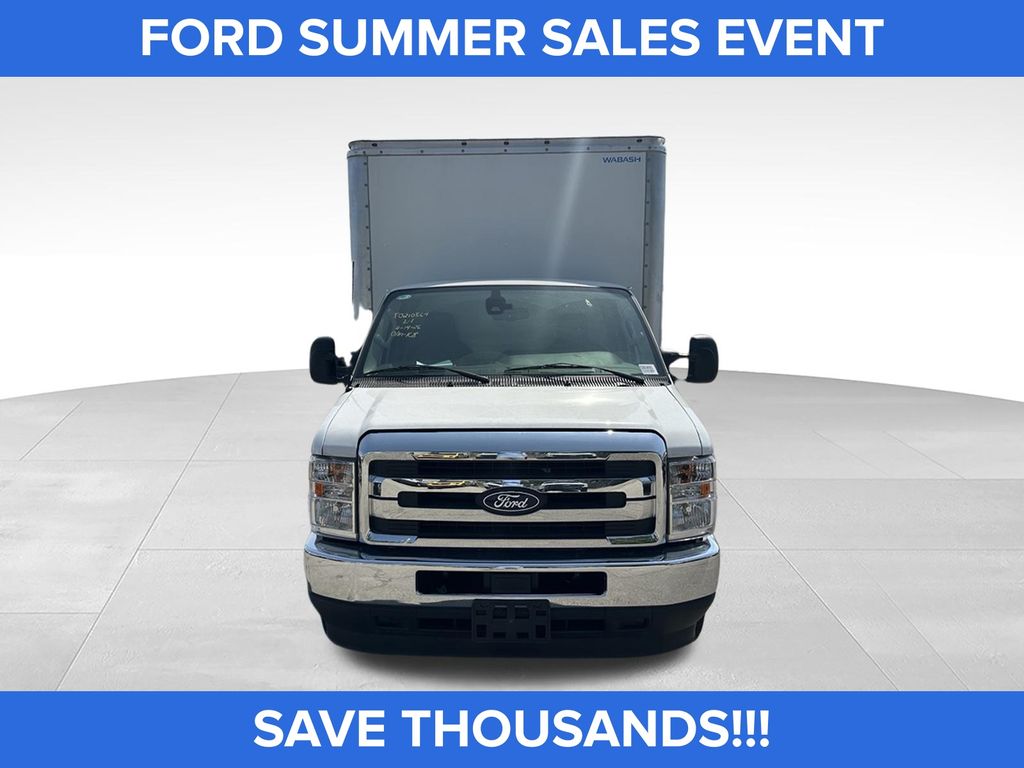 Oxford White 2026 Ford E-Series Chassis Pickup Truck Rear-Wheel Drive 6-Speed Automatic Overdrive