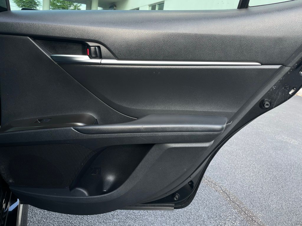 2022 Toyota Camry SE 32
