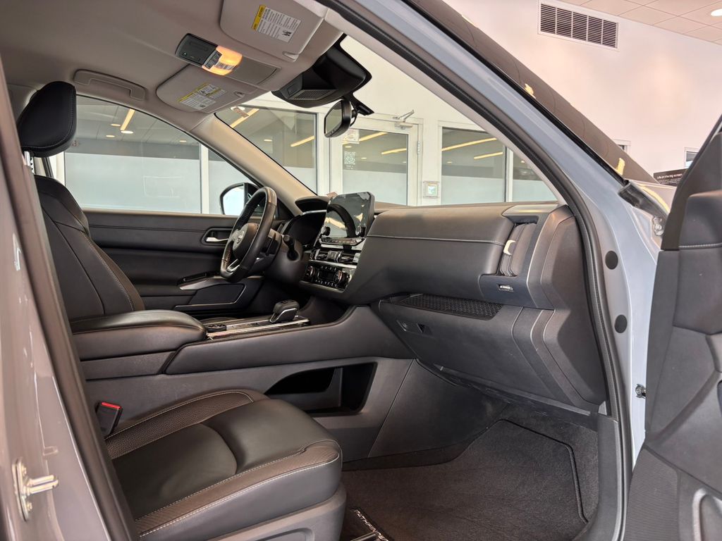 2022 Nissan Pathfinder SL