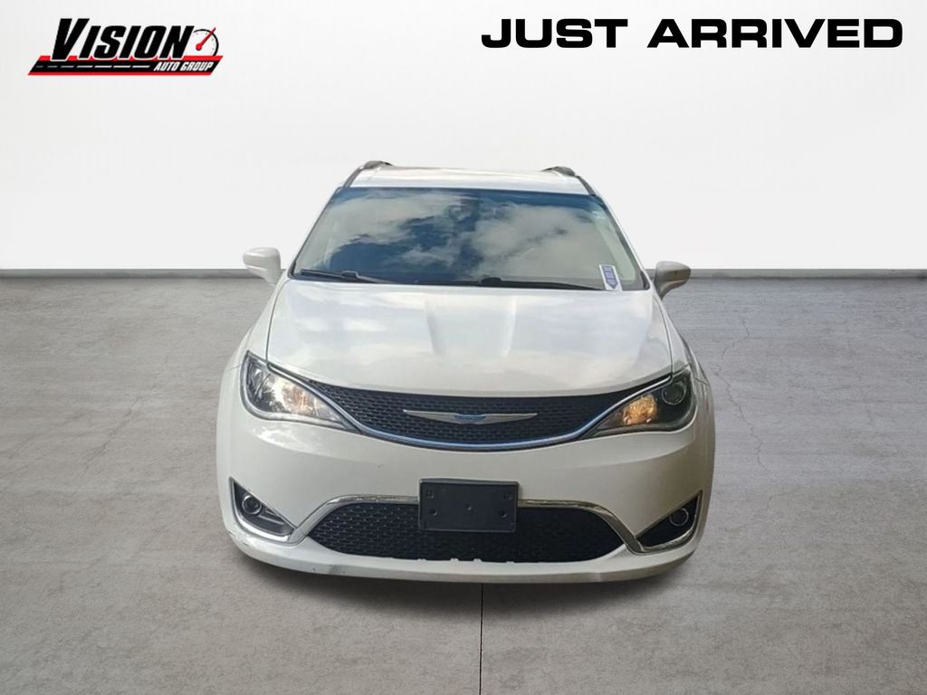 2018 Chrysler Pacifica Touring L's photo