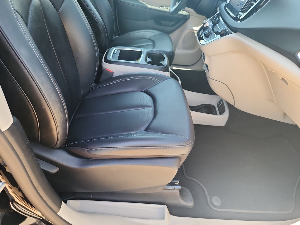 2024 Chrysler Pacifica Touring L photo