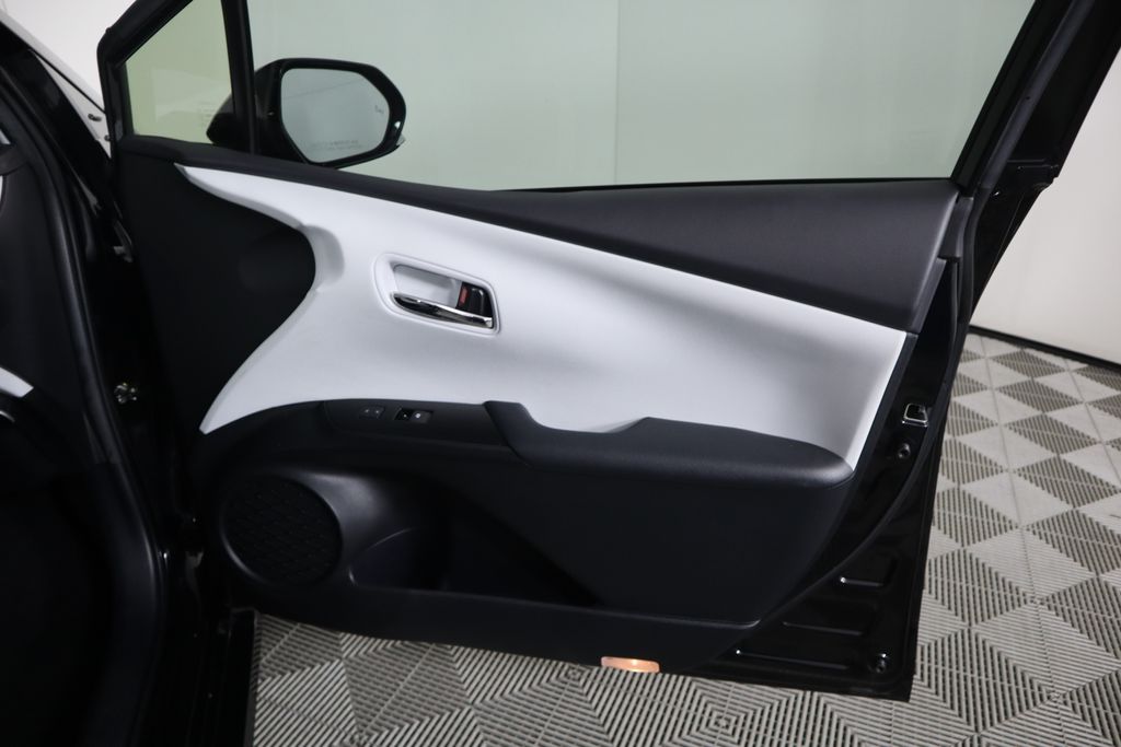 2016 Toyota Prius Four 25