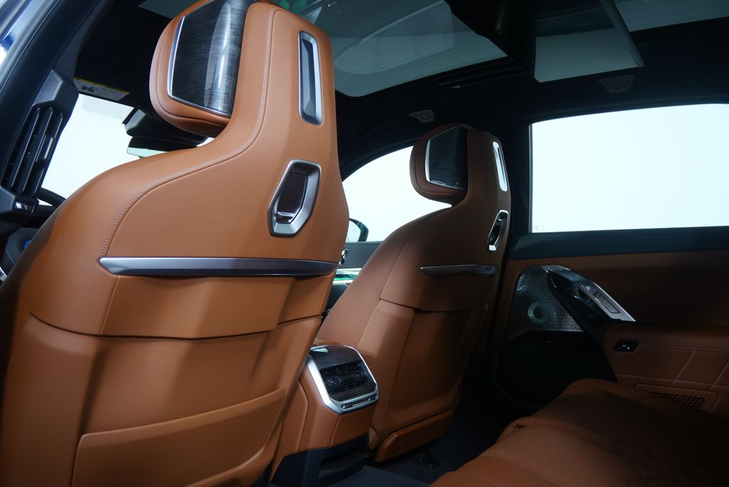 Thumbnail: 2025 BMW i7 - 17