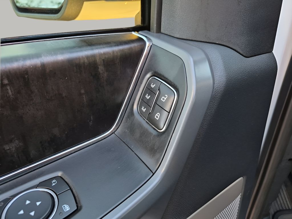 Used 2022 White Ford Lariat image 27