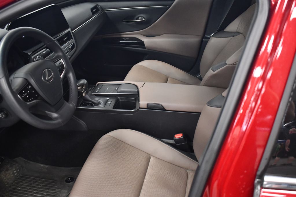 Thumbnail: 2022 Lexus ES - 24