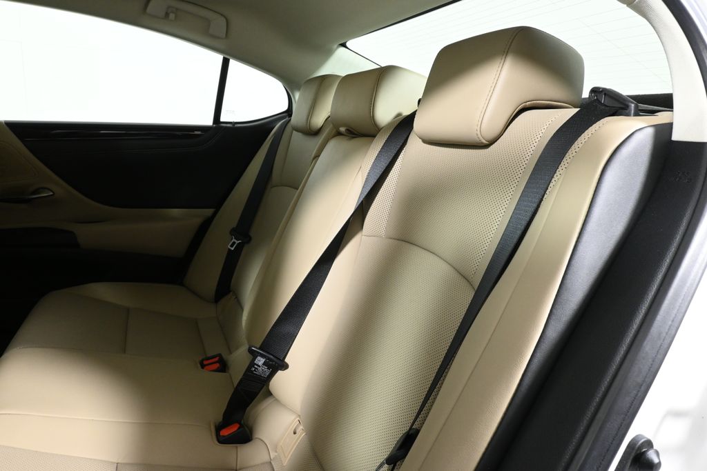 Thumbnail: 2021 Lexus ES - 4