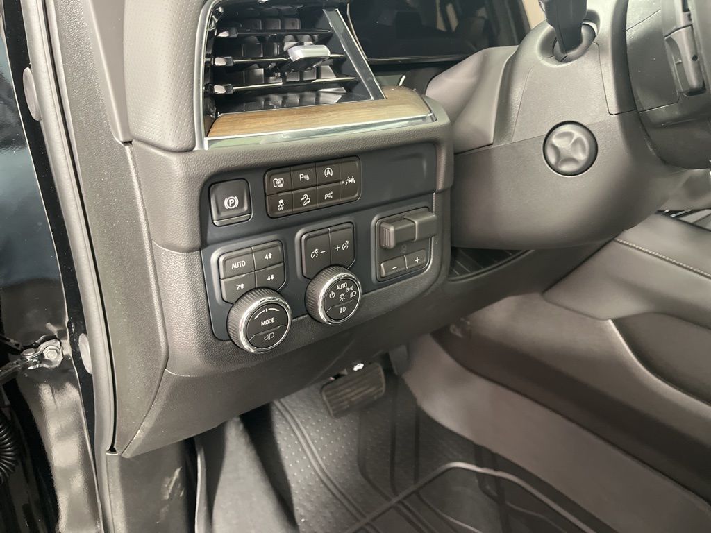 Thumbnail: 2026 Chevrolet Suburban - 25