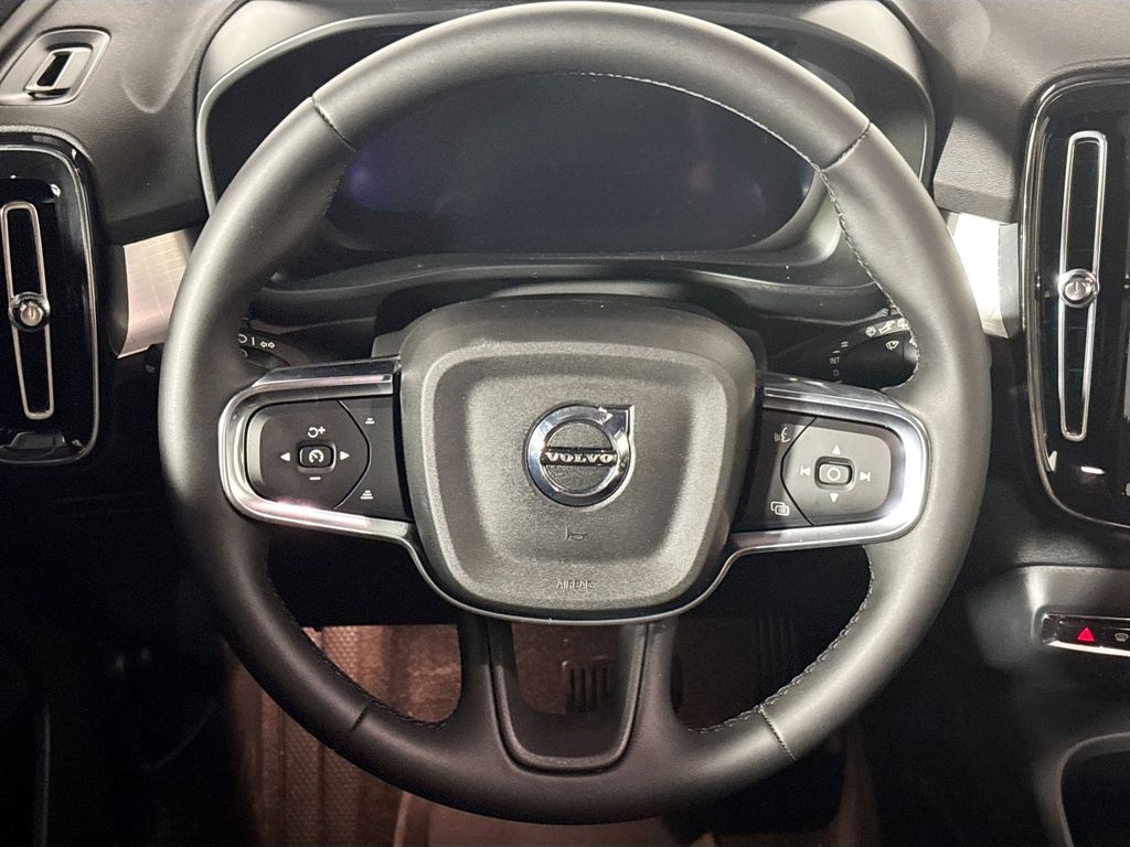 2025 Volvo XC40 B5 Core