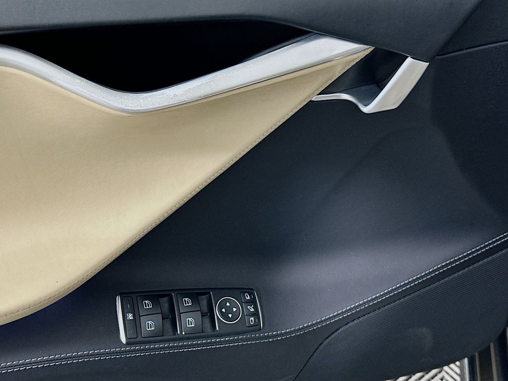 2015 Tesla Model S  16