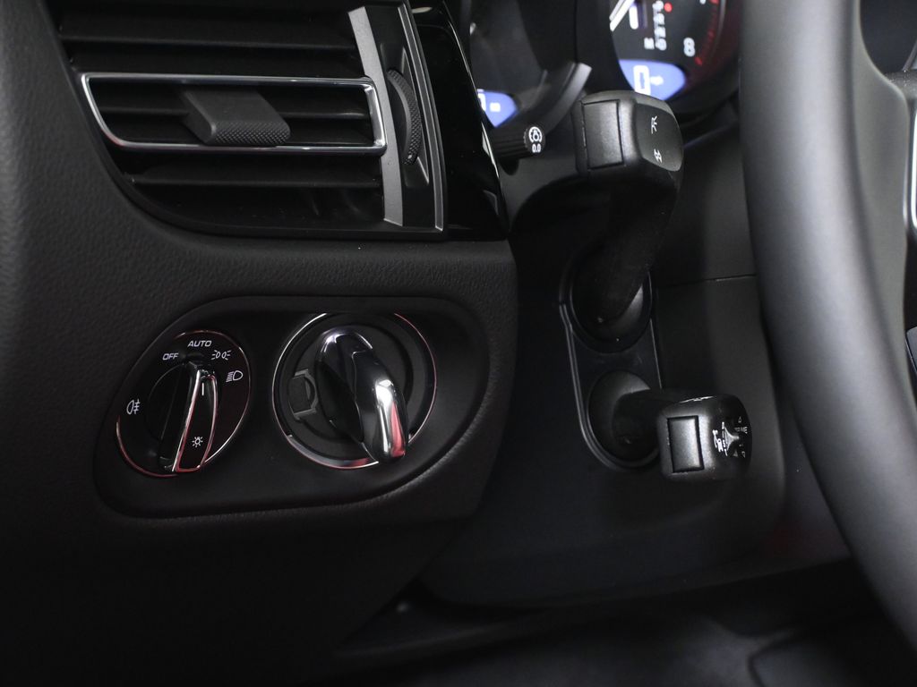 Thumbnail: 2026 Porsche Macan - 28