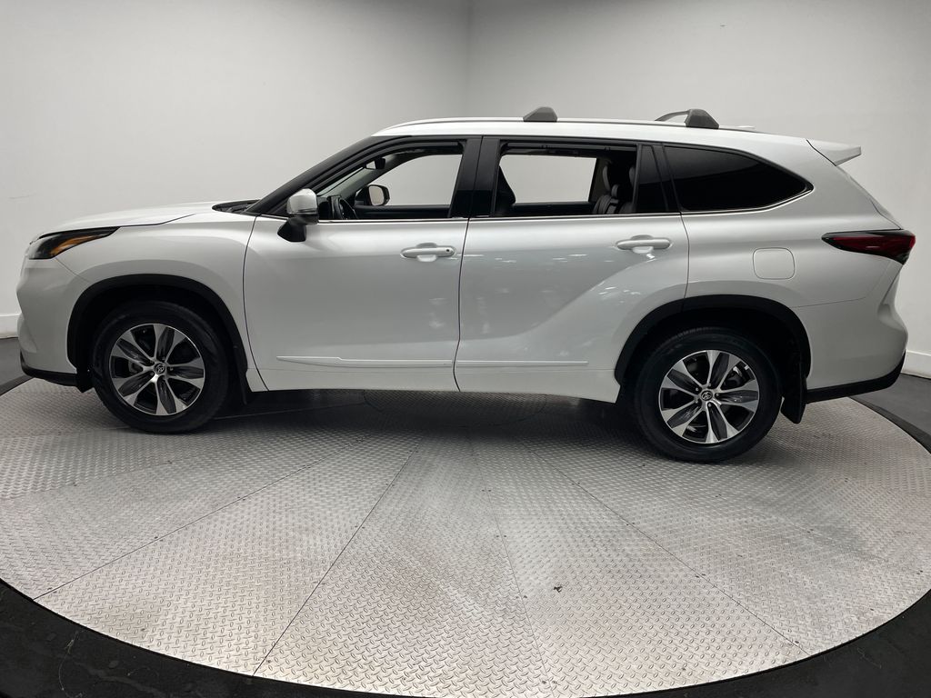 Thumbnail: 2022 Toyota Highlander - 8