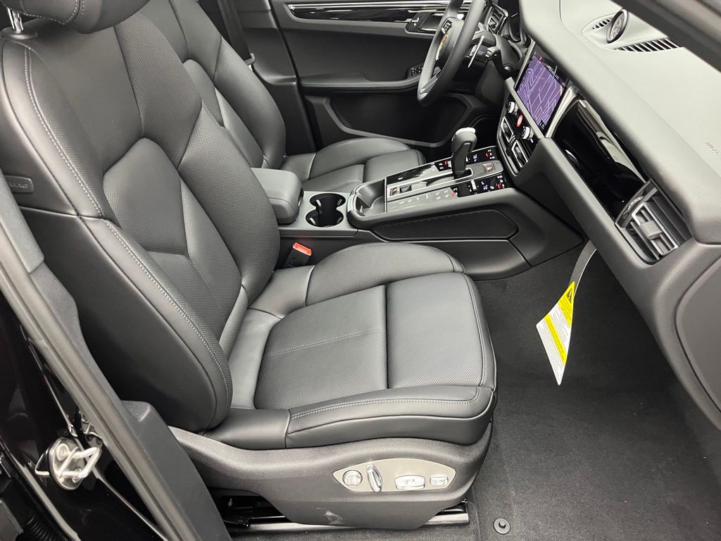 Thumbnail: 2026 Porsche Macan - 25