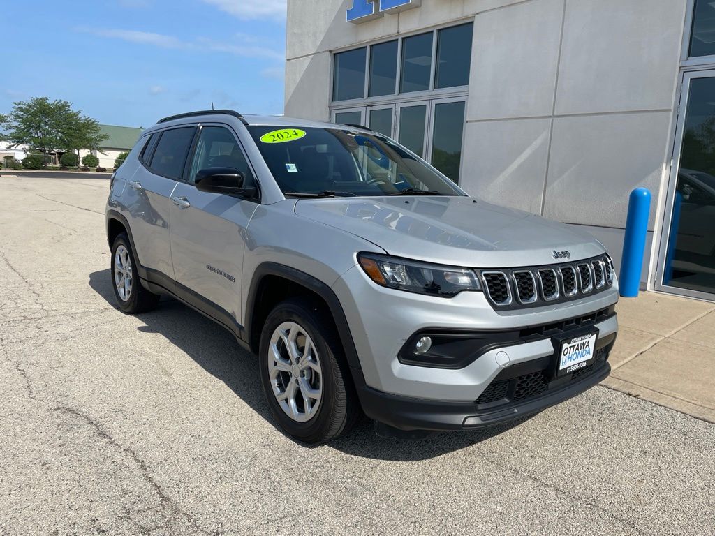 Silver Zynith Metallic Clearcoat 2024 Jeep Compass Latitude 4WD SUV / Crossover Four-Wheel Drive 8-Speed Automatic
