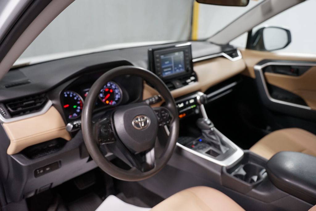 2019 Toyota RAV4 LE 10