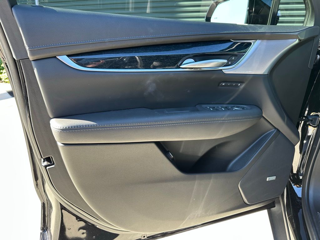 Thumbnail: 2025 Cadillac XT5 - 17