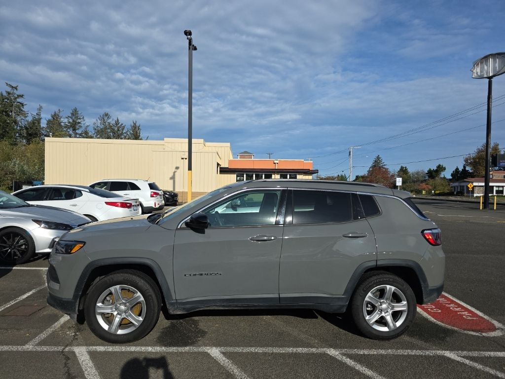 2023 Jeep Compass Latitude photo 2