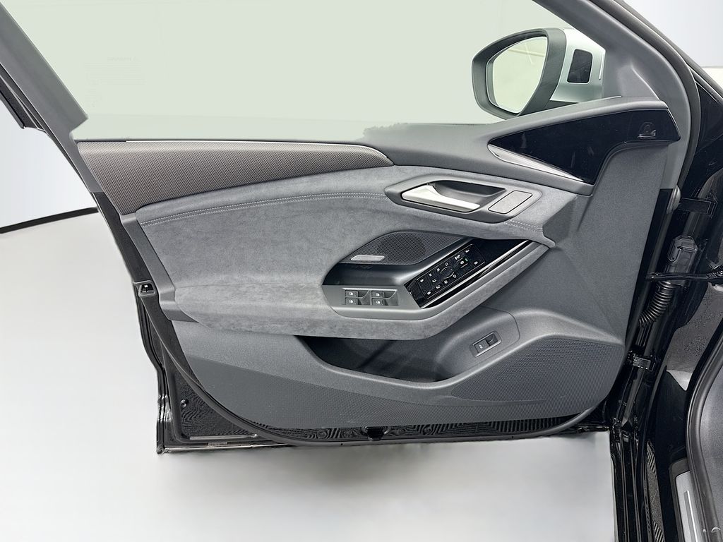 Thumbnail: 2025 Audi e-tron S - 21