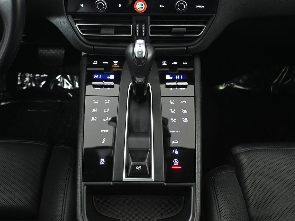 Thumbnail: 2022 Porsche Macan - 24