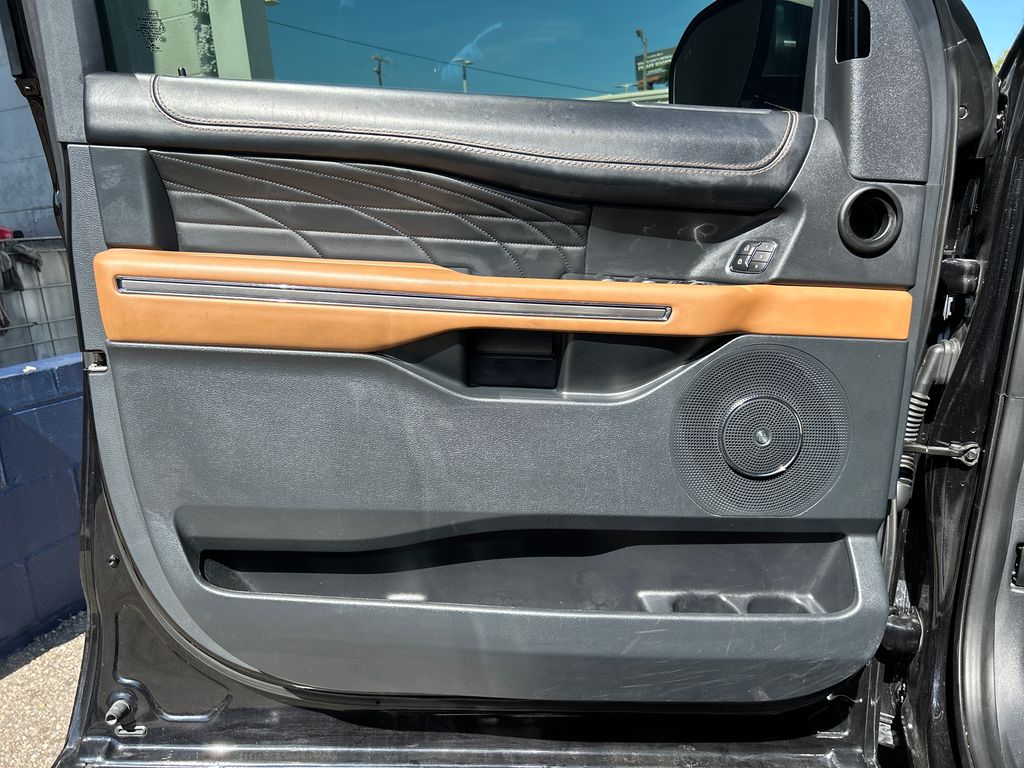 2022 Black Metallic Ford Expedition Max Platinum RWD SUV