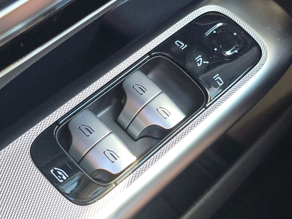 New 2026 White Mercedes-Benz GLC 300 image 28
