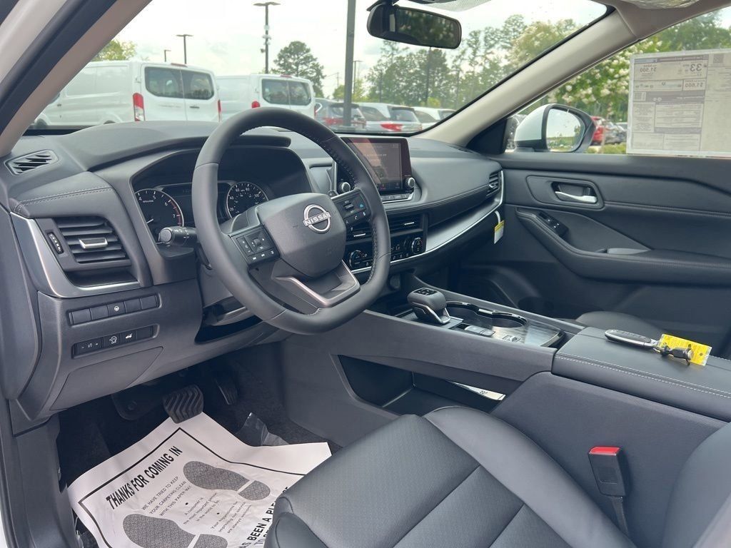 2025 Everest White Pearl Nissan Rogue SV FWD SUV