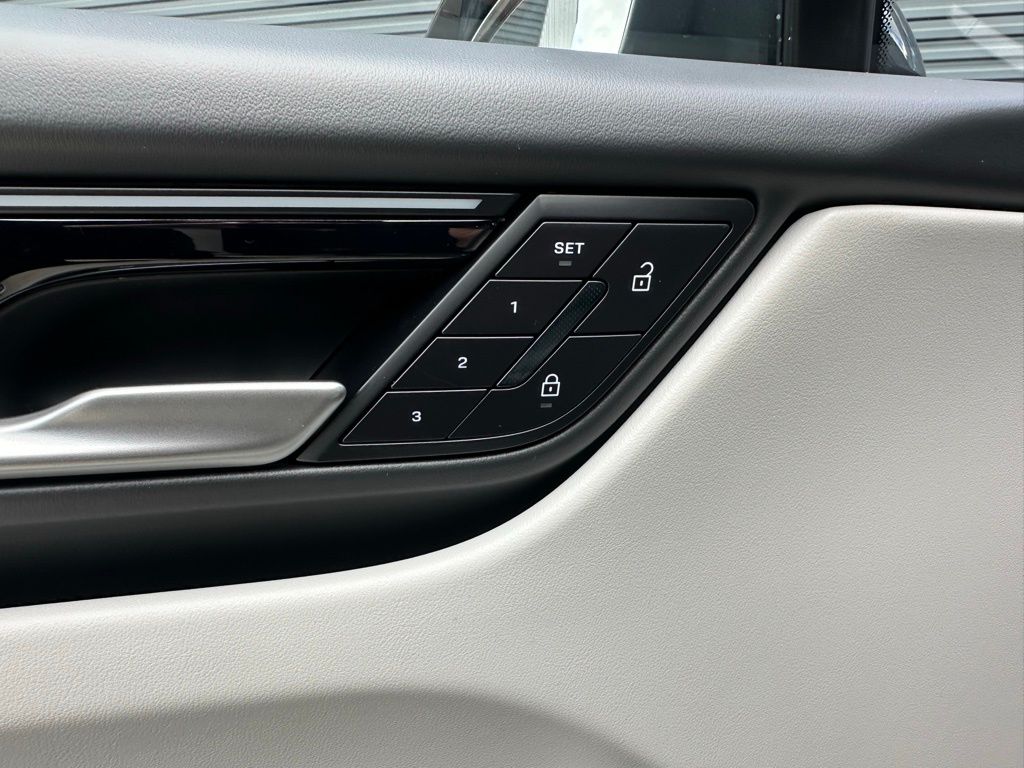 Thumbnail: 2026 Porsche Macan - 20