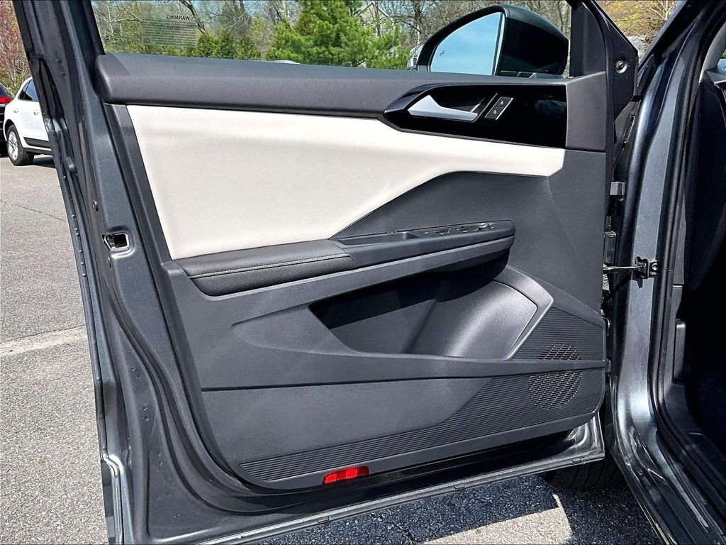 2025 Volkswagen Taos — photo 9