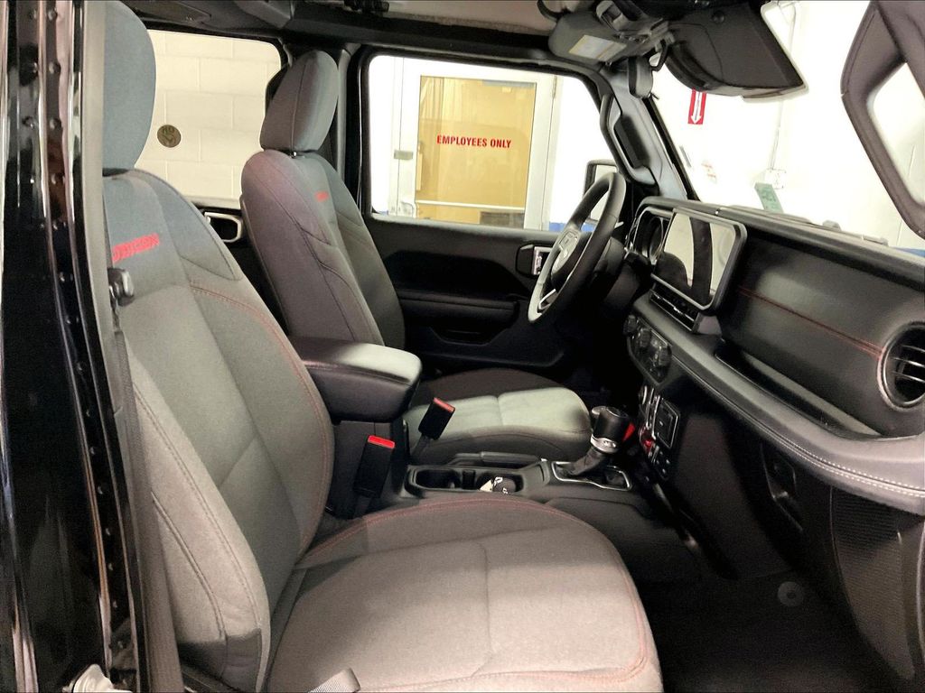 2026 Jeep Gladiator — photo 10