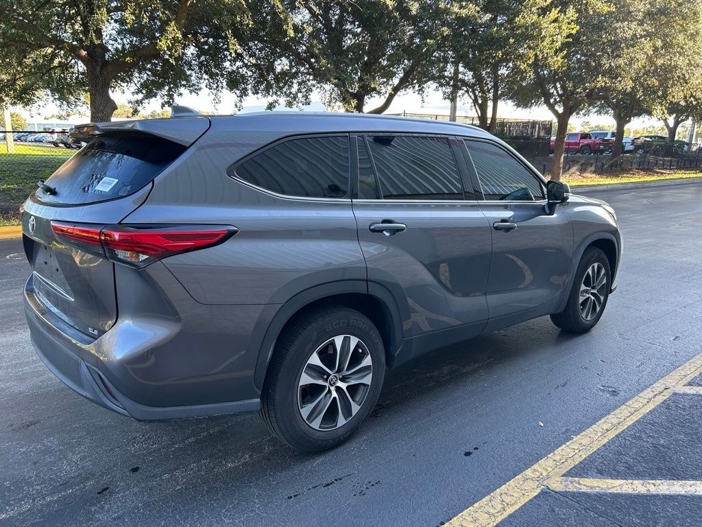 Thumbnail: 2022 Toyota Highlander - 5