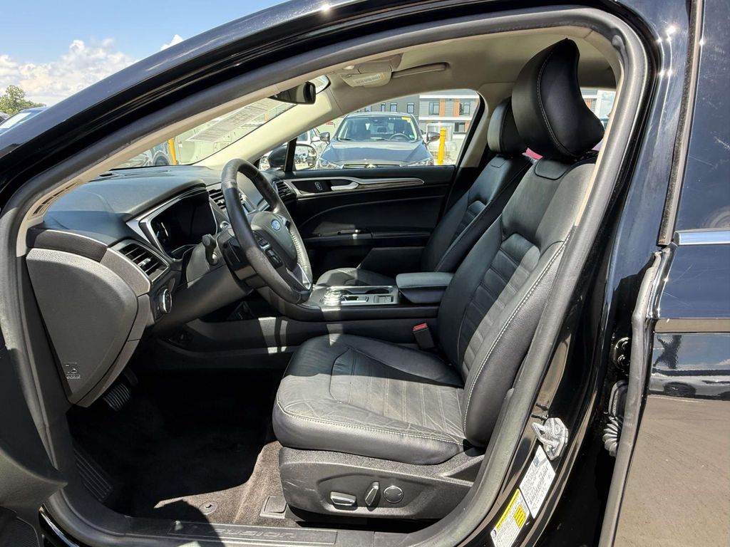 Used 2018 Black Ford SE image 14
