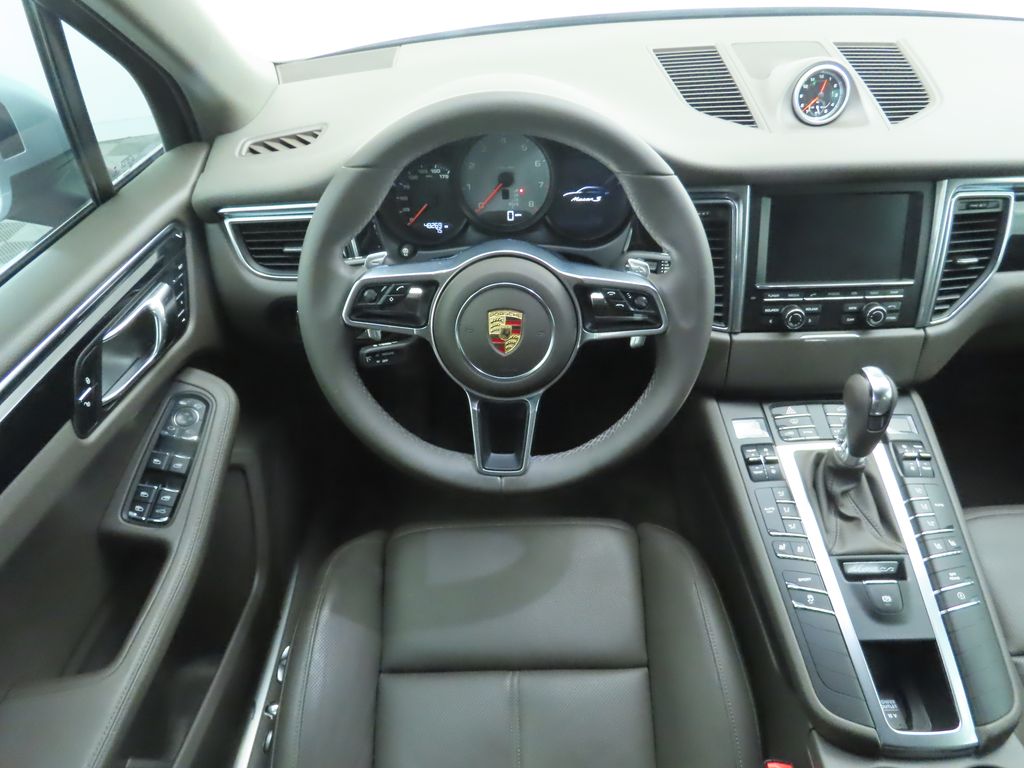 Thumbnail: 2015 Porsche Macan - 13