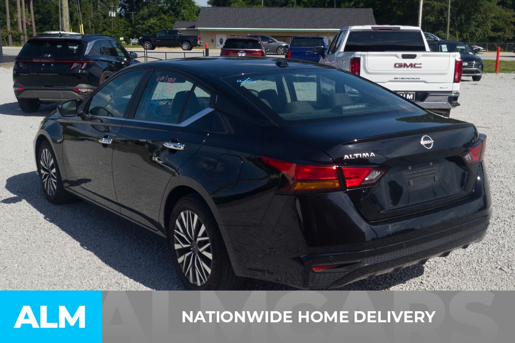 Used 2025 Super Black Nissan 2.5 SV image 4