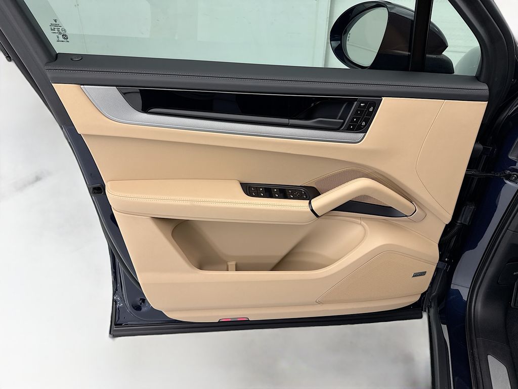 Thumbnail: 2026 Porsche Cayenne - 24