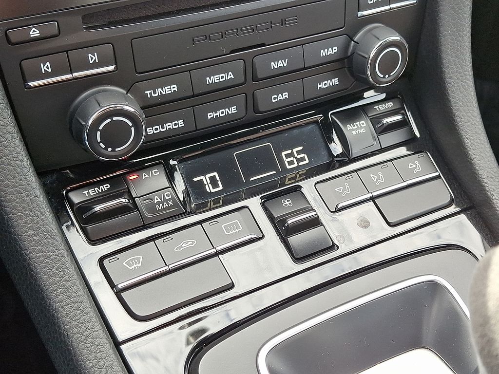 Thumbnail: 2019 Porsche 911 - 15