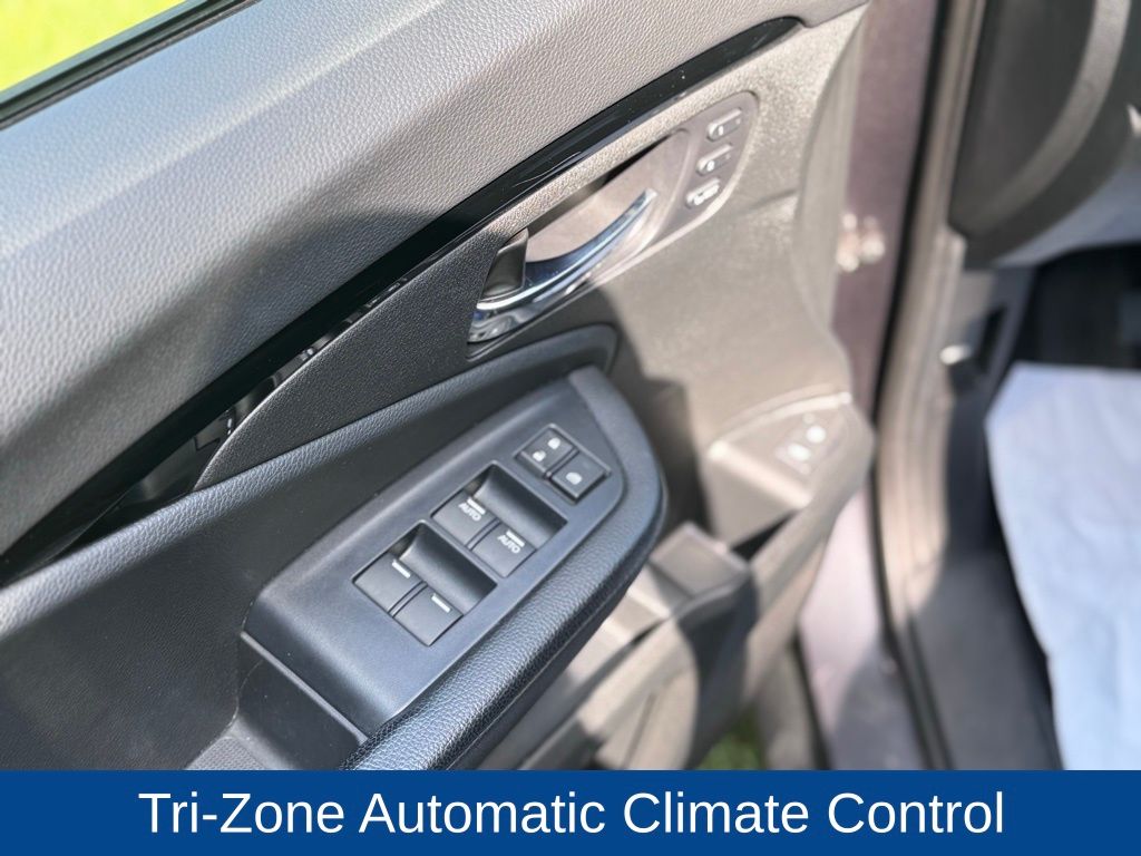 2020 Honda Pilot Touring w/Rear Captain's Chairs