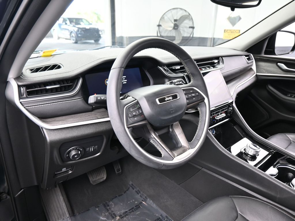 Used 2023 Diamond Black Crystal Pearlcoat Jeep Limited image 10