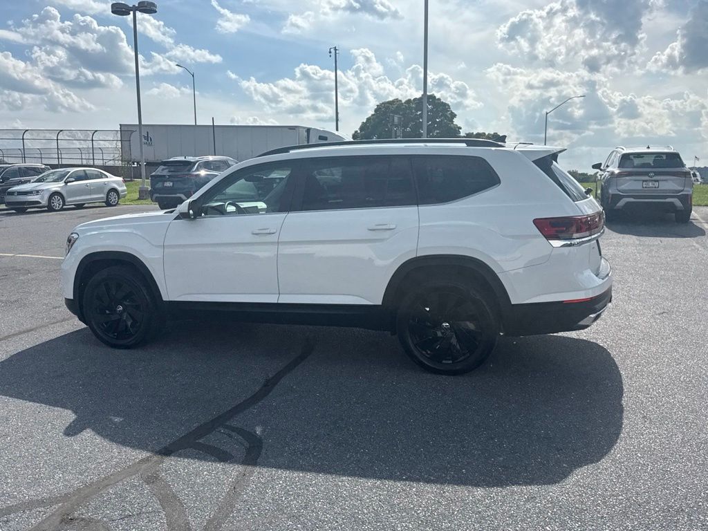 2024 Volkswagen Atlas 2.0T SE w/Technology White at South Hills CDJR