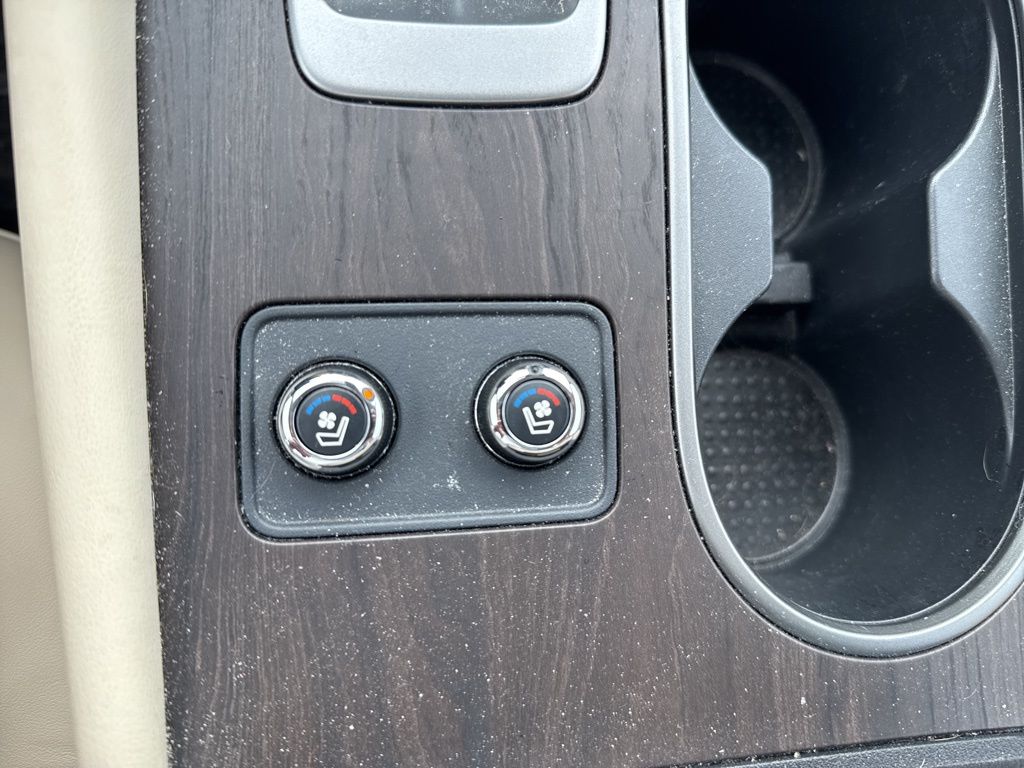 Used 2023 White Nissan Platinum image 8